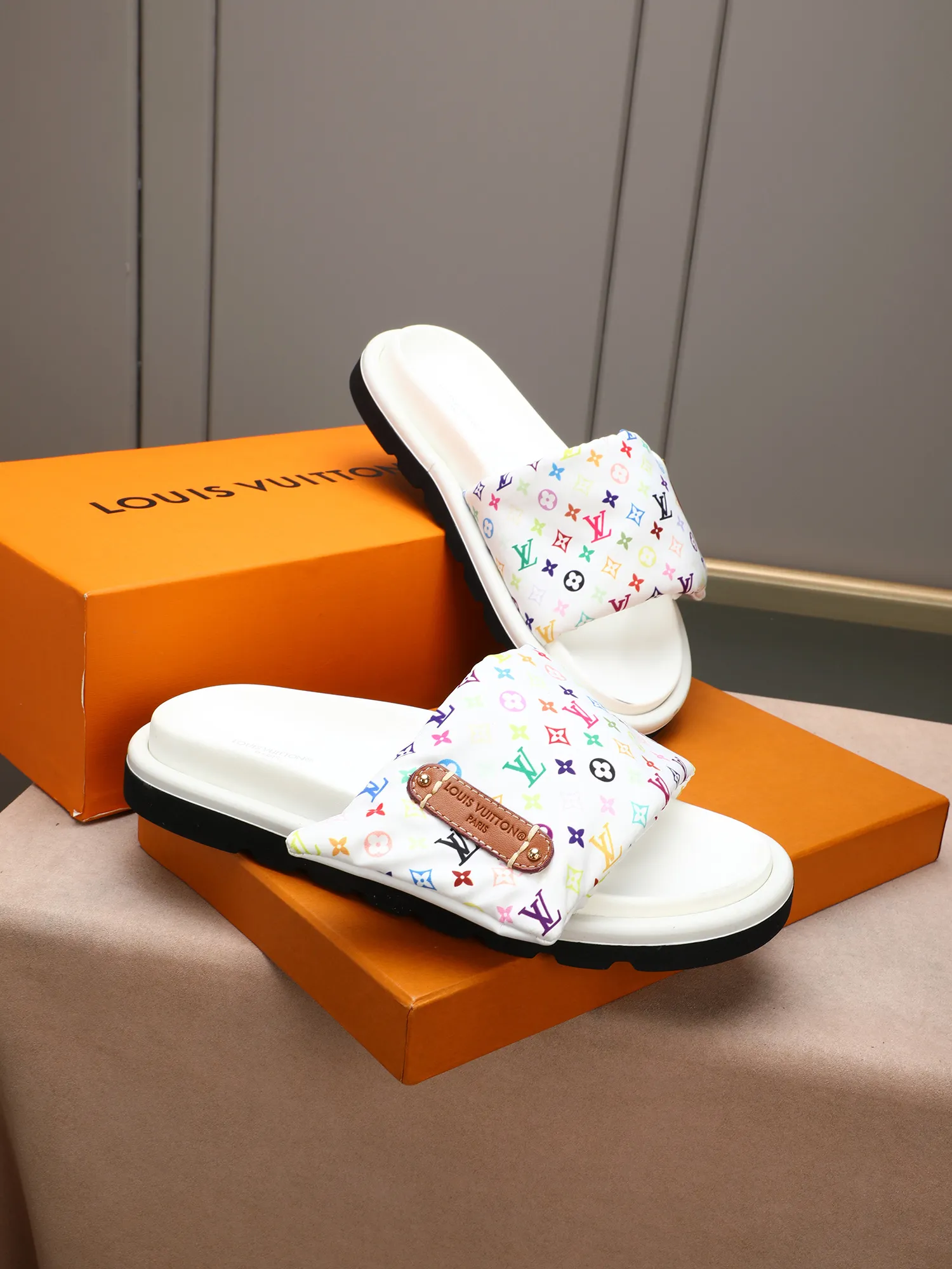 PP360 [LOUIS VUITTON] Louis Vuitton, LV printing, men's and women's slippers are on the market. The drawer box packaging comes with a cloth bag and a card. The upper pattern looks very soft and waxy, and it is a super versatile leg slimming tool. Fabric: imported denim/canvas/old fabric, LV hardware LOGO, official website pattern printing, comfortable to wear, feet: high-elastic PU water table. Sole: foam sole, heel height: about 5cm. Code number: 35-46, 35, 45, 46 are custom-made and non-returnable. Color: multiple colors and styles available.